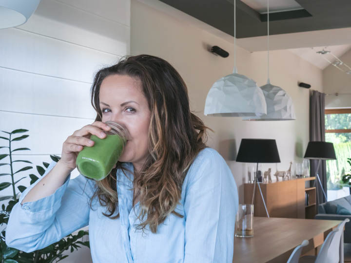 Skuteczny sposób na włączenie dużej ilości surowych warzyw i owoców to przemycenie ich w postaci koktajli (smoothies) i świeżych soków. 