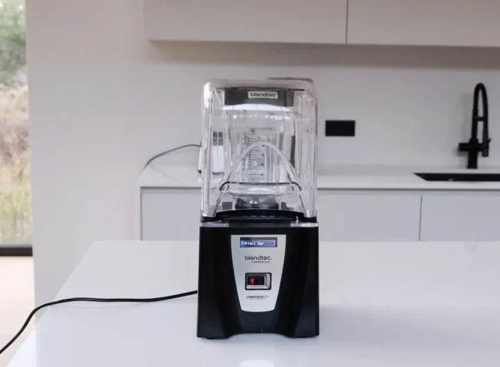 Blender gastronomiczny Blendtec 825 to profesjonalny mocny blender z możliwością zabudowy w blacie wyposażony w komorę redukującą hałas