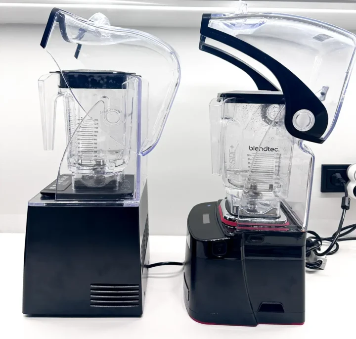 Blendtec 800 pro jest cichszy, posiada lepiej wytłumioną komorę wyciszającą w porównaniu z blenderem gastronomicznym Blendtec 825