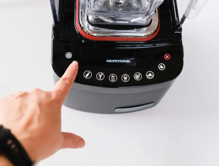 CHCESZ NAJLEPSZY BLENDER KIELICHOWY DO DOMU?
Blendtec Professional 800.
Najcichszy z tych dwóch — i w moim odczuciu zdecydowanie bardziej domowy w każdym calu. Slider pozwala kontrolować prędkość dokładnie tak, jak chcesz, a 6 programów wystarczy do zdecydowanej większości zastosowań kuchennych. Cisza poniżej 65 dB robi różnicę od pierwszego użycia. 10 lat gwarancji producenta — to mówi samo za siebie.